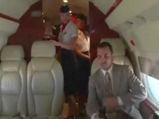 Hoteč stewardesses sesati njihovo clients težko pecker na na plane