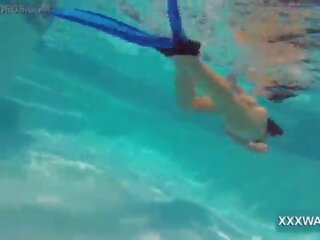 우수한 브루 넷의 사람 거리 소녀 사탕 swims 수중