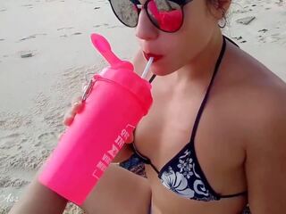 Duke pirë shurrë i fundit ditë në the publike plazh në brazil -aprilbigass- | xhamster