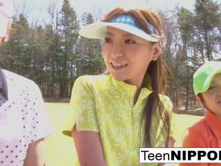جميل الآسيوية في سن المراهقة الفتيات لعب ل لعبة من قطاع الجولف: عالية الوضوح الاباحية 0e