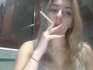 W ciąży młody płeć żeńska smokes i próbuje do kuszenie jej chłopak