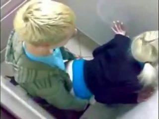Horký blondýnka stunner v prdeli v veřejné toaleta