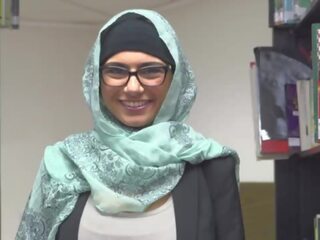 Mia khalfia - arabisch godin strips naakt in een bibliotheek gewoon voor u