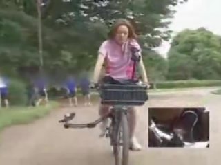জাপানী তরুণী masturbated যখন বাইক চালানো একটি specially পরিবর্তিত যৌন চলচ্চিত্র ভিডিও bike!