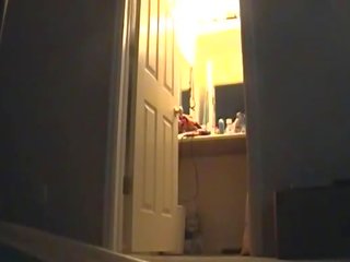Mama coraz na zewnątrz z prysznic ukryty kamera