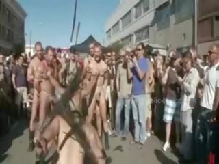 Public plaza cu dezbrăcat bărbați prepared pentru salbatic coarse violent homosexual grup sex film clamă