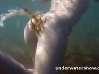 Fermecător nastya este arată ei beautyful corp sub apa
